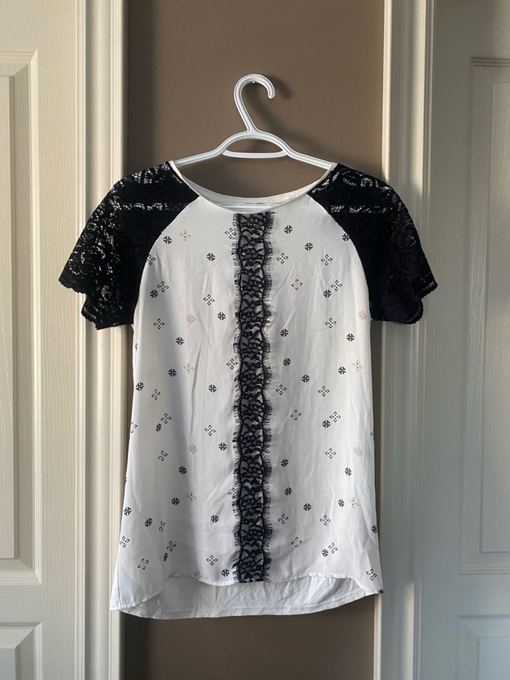 RW&CO Women’s White & Black Lace Accent Short Sleeve Top Size XS
